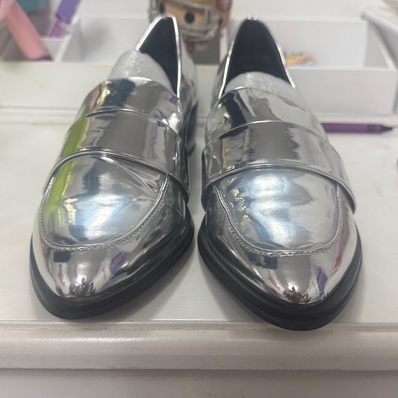 Nine West Metallic Silver Flats - Picture 4 of 6